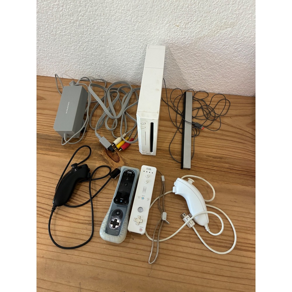 Nintendo Wii Console Bundle White RVL-001 2 Remotes 2 Nunchucks Cables Sensor
